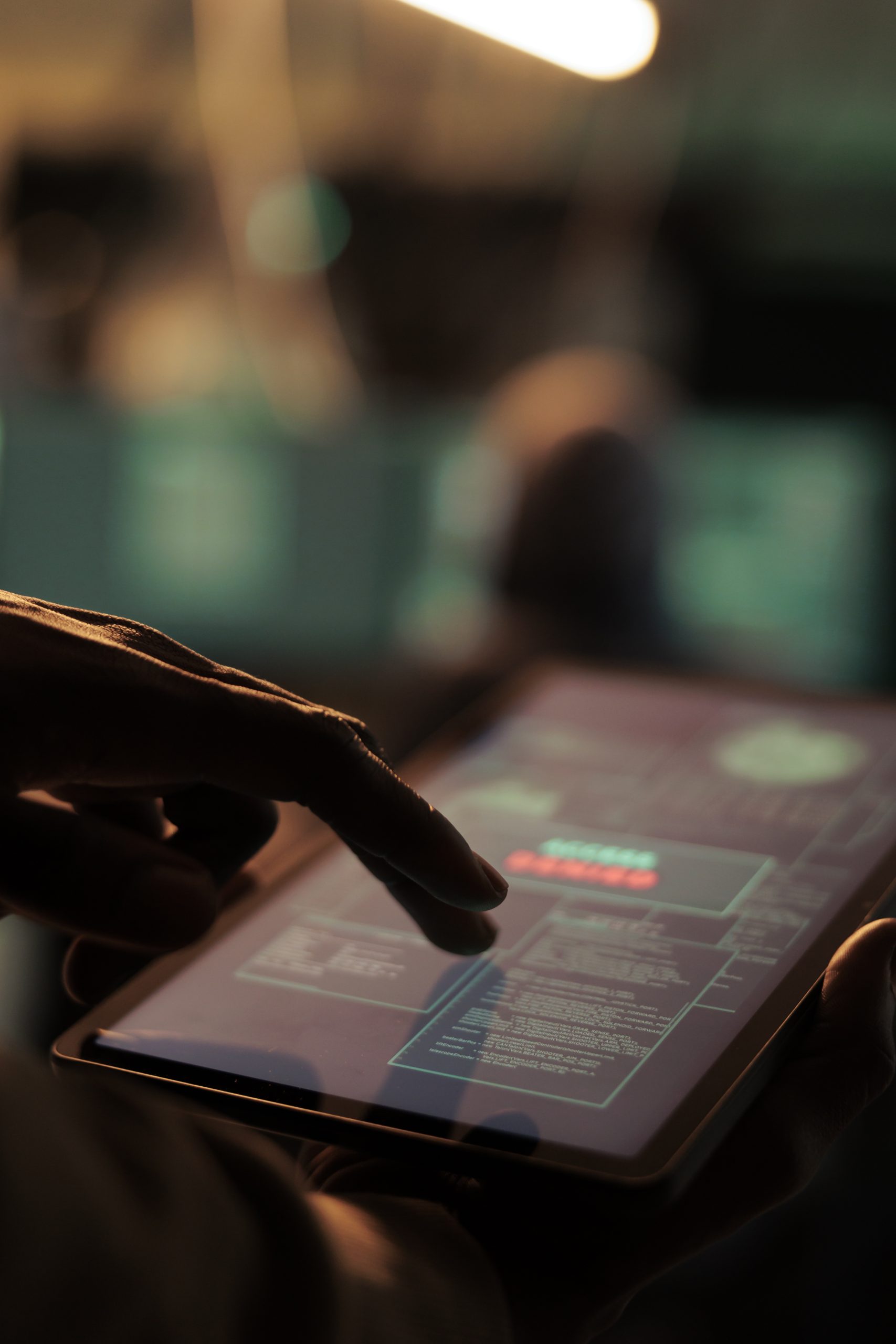 /wp-content/uploads/2025/05/un-hacker-afroamericano-sostiene-una-tableta-para-hackear-un-sistema-en-linea-causando-malware-en-la-red-y-planeando-un-ciberataque-mirando-el-servidor-de-seguridad-para-acceder-la-base-de-datos-y-robar-contrasena-scaled.jpg
